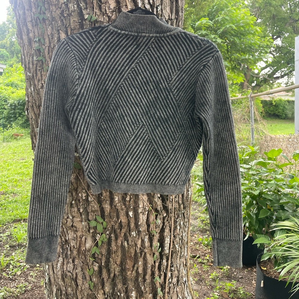 Urban outfitters cropped gray turtleneck. Size S